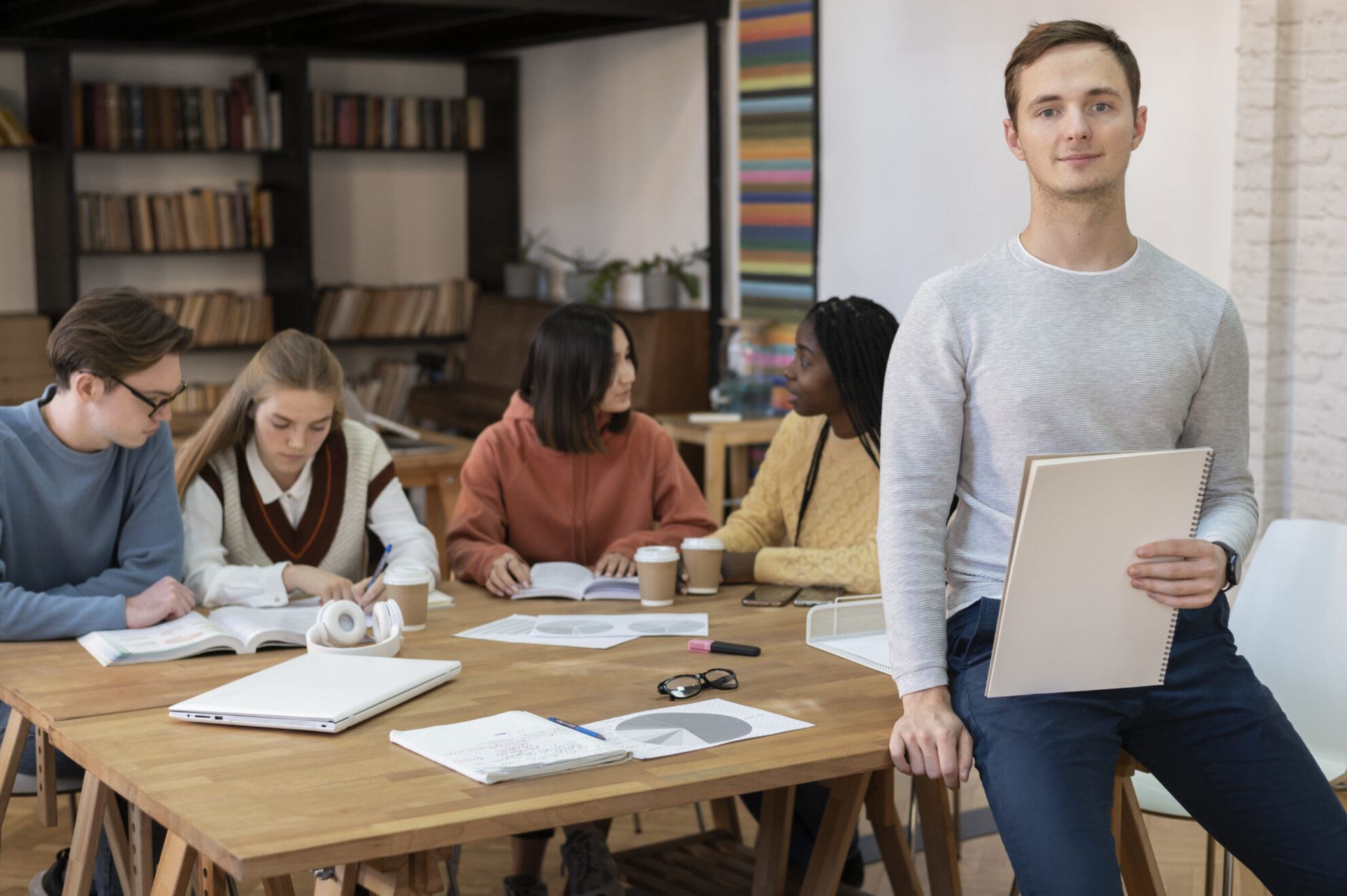 Study session. Позирует студентам. Время в вузе. Общаемся.