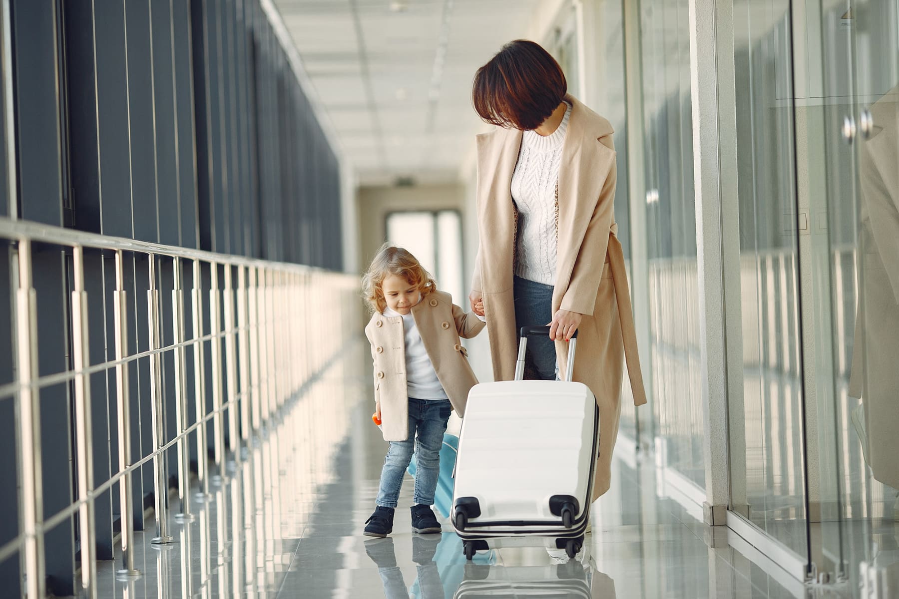 Перед отъездом мама. Аэропорт мама провожает дочь. Смешные картинки мама с дочкой в аэропорту. Рисунки вывоз детей из страны запрещен. Дети в аэропорту 3d картинки.